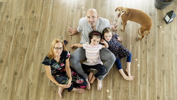 Familie mit Hund auf dem Boden