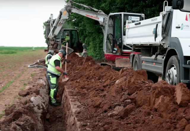 2,5 Kilometer Erdkabel in kurzer Zeit vergraben: Das ländliche Stromnetz ohne Masten modernisieren