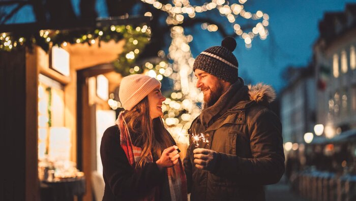 Paar auf dem Weihnachtsmarkt