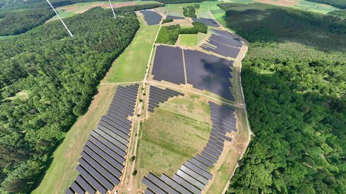 Im Einklang mit Natur- und Klimaschutz - ProWind und Pfalzwerke nehmen einen der größten Solarparks in Bayern in Betrieb 