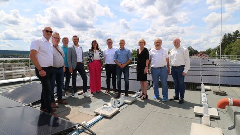 Neue Energie Landkreis Kaiserslautern GmbH nimmt Photovoltaik-Anlage auf dem Gesundheitsamt in Kaiserslautern in Betrieb