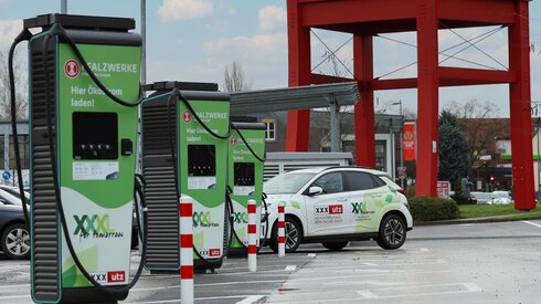 Neuer Schnellladepark am XXXLutz Standort in Würzburg