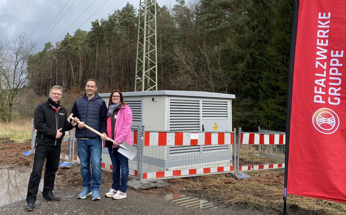 Symbolischer Spatenstich vor Trafostation leitet Baustart ein - auf dem Bild ist die Familie Berggötz sowie ein Pfalzwerke E-Mobilitätsexperte mit einem Spaten in der Hand zu sehen. | © @ Pfalzwerke